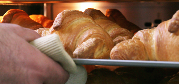 Teglia di croissant cotti al forno